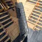 Détail technique : réalisation minutieuse d'une noue en ardoise.